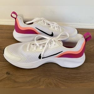 Women’s Nike Wearallday size 7